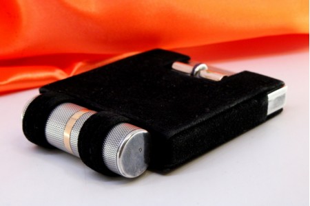 Caixa de toilette em prata escovada com batom,  aplicações a ouro com rubis 